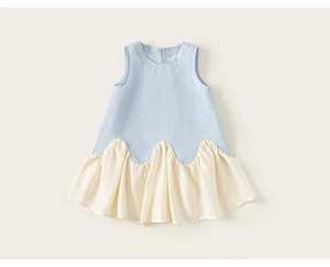 Detail von farblich abgesetztem Kleid mit hellblauem Oberteil und beigem Saum für Mädchen