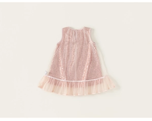 Détail d'une robe en tulle rose avec paillettes scintillantes et bouton au dos élégant