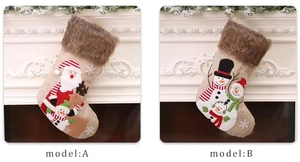 Détails des chaussettes de Noël en toile de jute avec bordure en fourrure et broderie