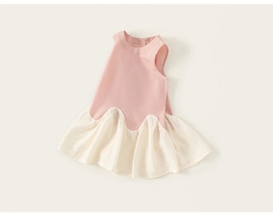 Detail eines ärmellosen Mädchenkleides mit rosa Oberteil und Rüschensaum in Creme