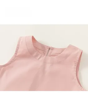 Nahaufnahme des rosa Rundhalsausschnitts mit weißem Knopf hinten am Kleid