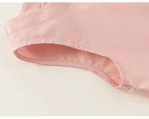 Detail eines rosa ärmellosen Kinderkleids mit feiner Naht und Baumwolltextur