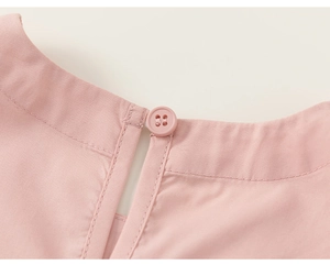 Detailansicht des rosa Mädchenkleid-Ausschnitts mit Tropfenöffnung und Knopfleiste