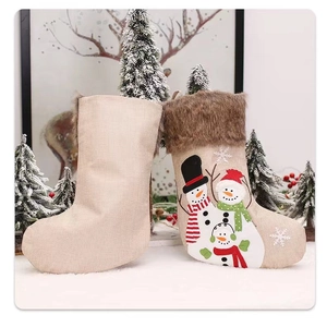 Détail de chaussette de Noël avec broderie bonhomme de neige et col en fausse fourrure