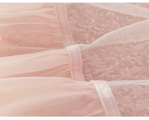 Détail du tulle rose avec paillettes scintillantes et liseré en satin sur la robe de princesse