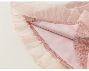 Détail d'une robe en tulle rose avec paillettes et doublure en satin doux