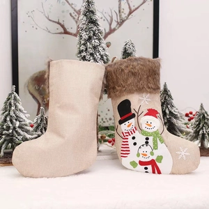 Chaussettes de Noël en lin avec bordure en fausse fourrure et broderie bonhomme de neige