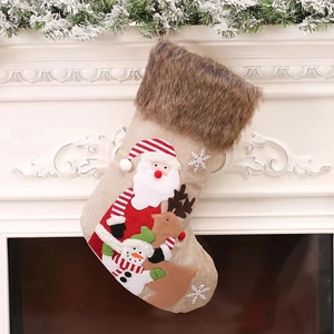 Chaussettes de Noël en lin avec bordure en peluche et motifs festifs sur cheminée blanche