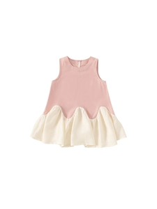 Süßes rosa ärmelloses Mädchenkleid mit cremeweißem Rüschensaum und Fischschwanz-Design