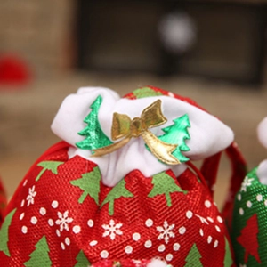 Makro-Detail von Weihnachtsbeutel mit Plüschrand und festlicher glitzernder Schleife
