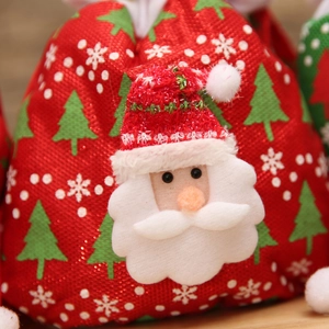 Detaillierte Makroansicht der 3D-Weihnachtsmannfigur auf einer roten Geschenktüte