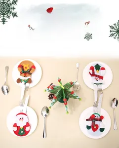 Detailansicht der Bestecktaschen mit Weihnachtsmann-, Rentier- und Schneemann-Motiven