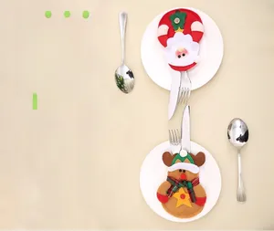 Detailansicht der Besteckhalter mit Weihnachtsmann- und Rentier-Motiv auf Tellern