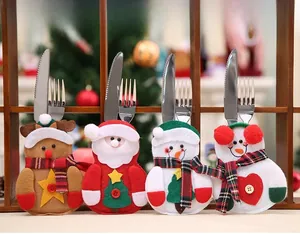 Detailsicht auf vier Filz-Besteckhalter mit Rentier, Weihnachtsmann und Schneemann Motiven