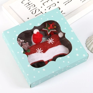 Gros plan d'un masque de Noël et d'accessoires en étoile dans un coffret cadeau bleu
