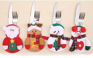 Detailansicht von vier festlichen Weihnachts-Besteckhaltern im Weihnachtsmann- und Elch-Stil