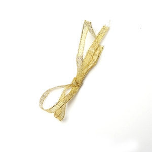 Dettaglio del nastro in rete metallica dorata con trama intrecciata per regali