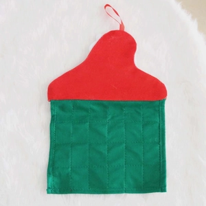 Christmas countdown calendar wall hanging made of felt with red and green pockets design
