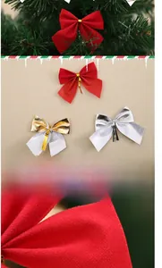 Dettagli dei fiocchi di Natale rossi floccati e dei fiocchi metallici oro e argento