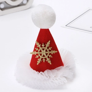 Détail macro d'une pince à cheveux bonnet de Noël rouge avec flocon doré et dentelle