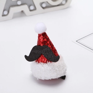 Dettaglio molletta cappello di Babbo Natale con paillettes rosse e bordo in peluche bianco