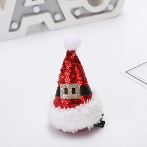 Dettaglio del fermaglio per capelli a cappello di Babbo Natale rosso con paillettes e fibbia