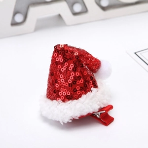 Dettaglio molletta cappello di Natale con paillettes rosse e bordo in finta pelliccia