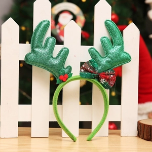 Detail von Weihnachts-Rentier-Haarreif mit grünen Pailletten, Beeren und Karoschleife