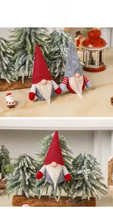 Gnomi di Natale senza volto in peluche presentati in una scena di foresta innevata