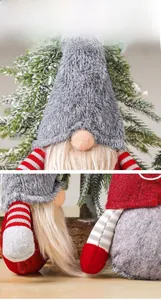 Dettaglio di uno gnomo natalizio di peluche con cappello grigio e naso rosa tondo