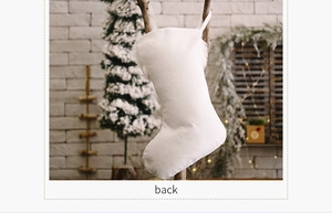 Vue arrière de la chaussette de Noël en peluche blanche sur un mur décoratif