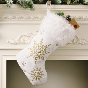 Chaussette de Noël blanche avec broderie flocon doré et bordure en peluche sur cheminée