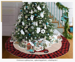 Détail du tapis de sapin de Noël à carreaux buffalo avec motif de camion rouge et rustique