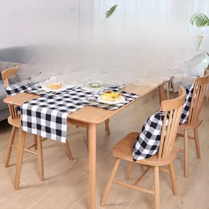 Vue détaillée du chemin de table et set de table à carreaux noirs et blancs sur la table