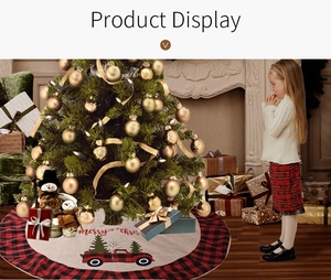 Détail du tapis de sapin de Noël rustique avec motif de camion rouge et bordure à carreaux