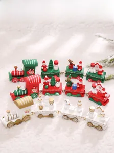 Détails de petits trains de Noël en bois avec bonhomme de neige sur fourrure blanche