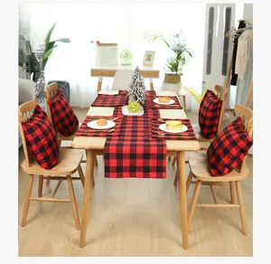 Chemin de table et sets de table à carreaux rouges et noirs avec coussins assortis