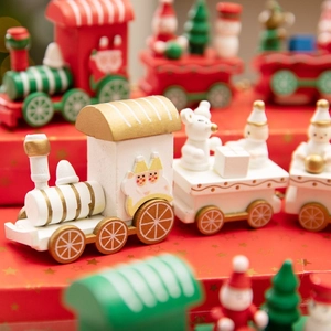 Gros plan d'un train de Noël en bois blanc et or avec bonhomme de neige et figurines
