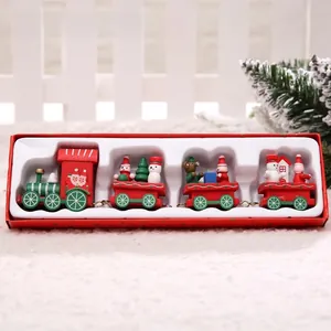 Détail d'un petit train de Noël en bois à quatre sections dans son coffret rouge