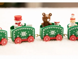Macro de train de Noël en bois vert avec bonhomme de neige et ours sur fond enneigé