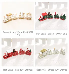 Détails d'un petit train de Noël en bois peint avec bonhommes de neige et cadeaux