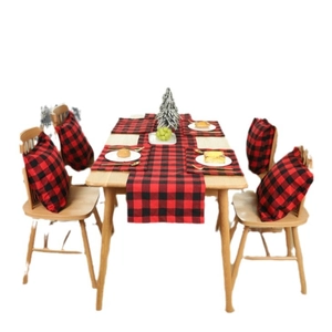 Chemin de table de Noël à carreaux rouges et noirs avec 4 sets de table et coussins