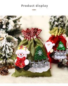 Detail von Weihnachts-Geschenkbeuteln mit 3D Weihnachtsmann und Schneemann auf Leinen