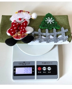 Nahaufnahme eines Weihnachts-Schneemann-Geschenkbeutels auf einer weißen Digitalwaage
