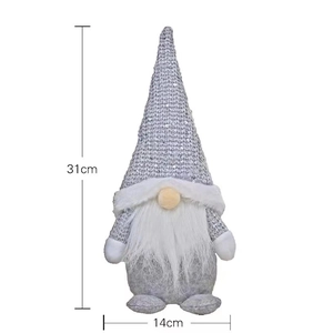 Vue détaillée de la taille du gnome de Noël argenté montrant 31 cm de haut et 14 cm de large