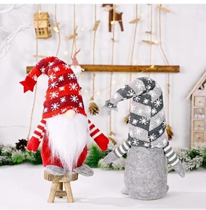 Détail de gnomes de Noël avec bonnets tricotés à flocons de neige et longues barbes blanches