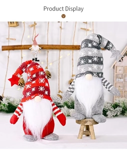Détail du motif flocon de neige tricoté et des longues barbes en peluche des nains de Noël