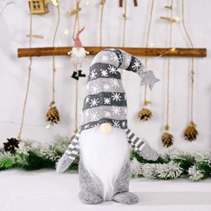 Détail d'un gnome de Noël avec chapeau tricoté à flocons et étoile décorative