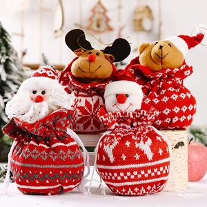 Detailansicht der gestrickten Weihnachts-Geschenkbeutel mit festlichen Motiv-Verschlüssen