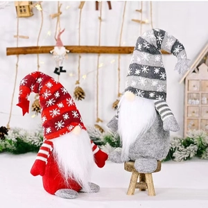 Gnomes de Noël avec chapeaux en tricot flocon de neige et barbes blanches longues